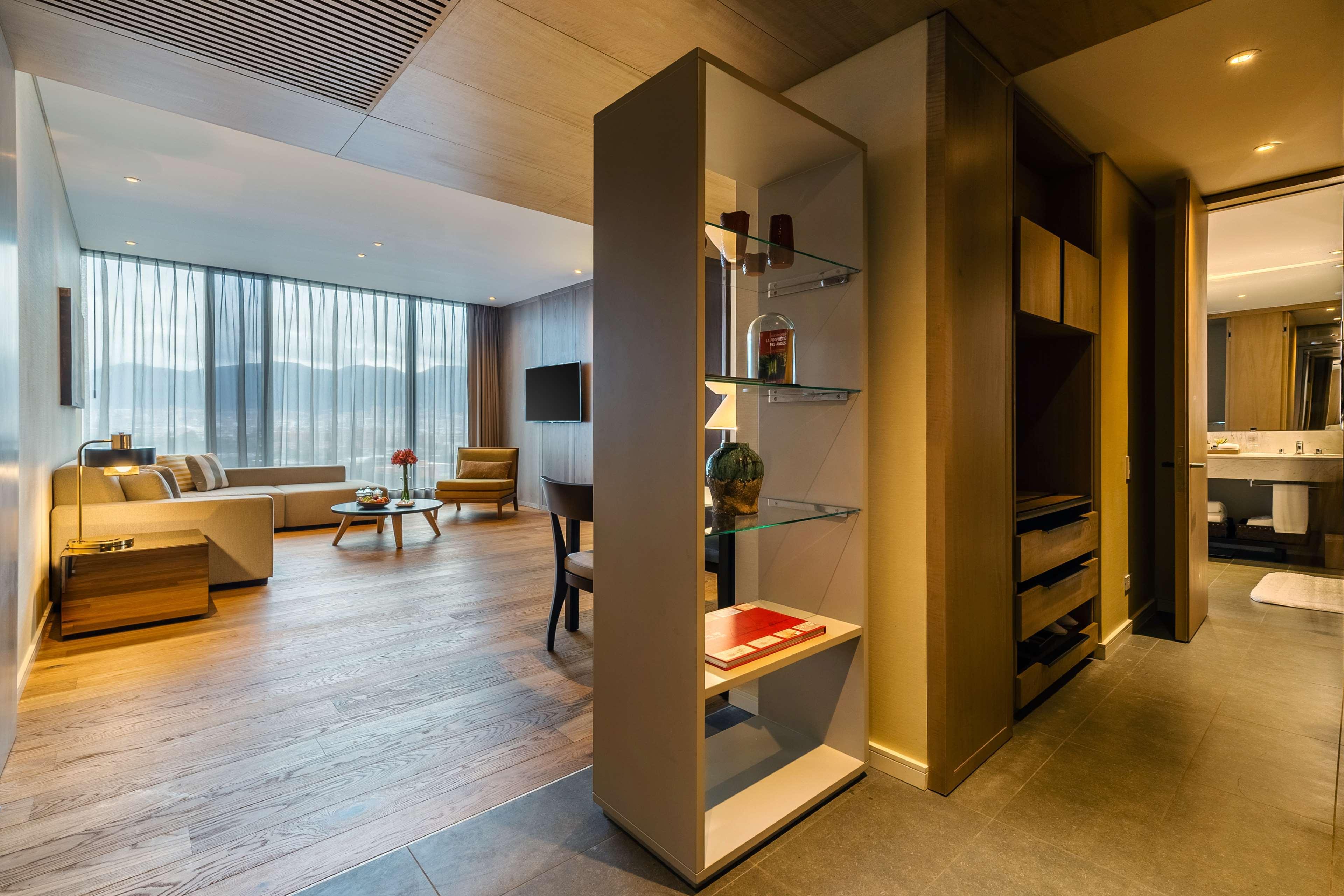 Grand Hyatt Bogota Hotell Exteriör bild A suite at the hotel