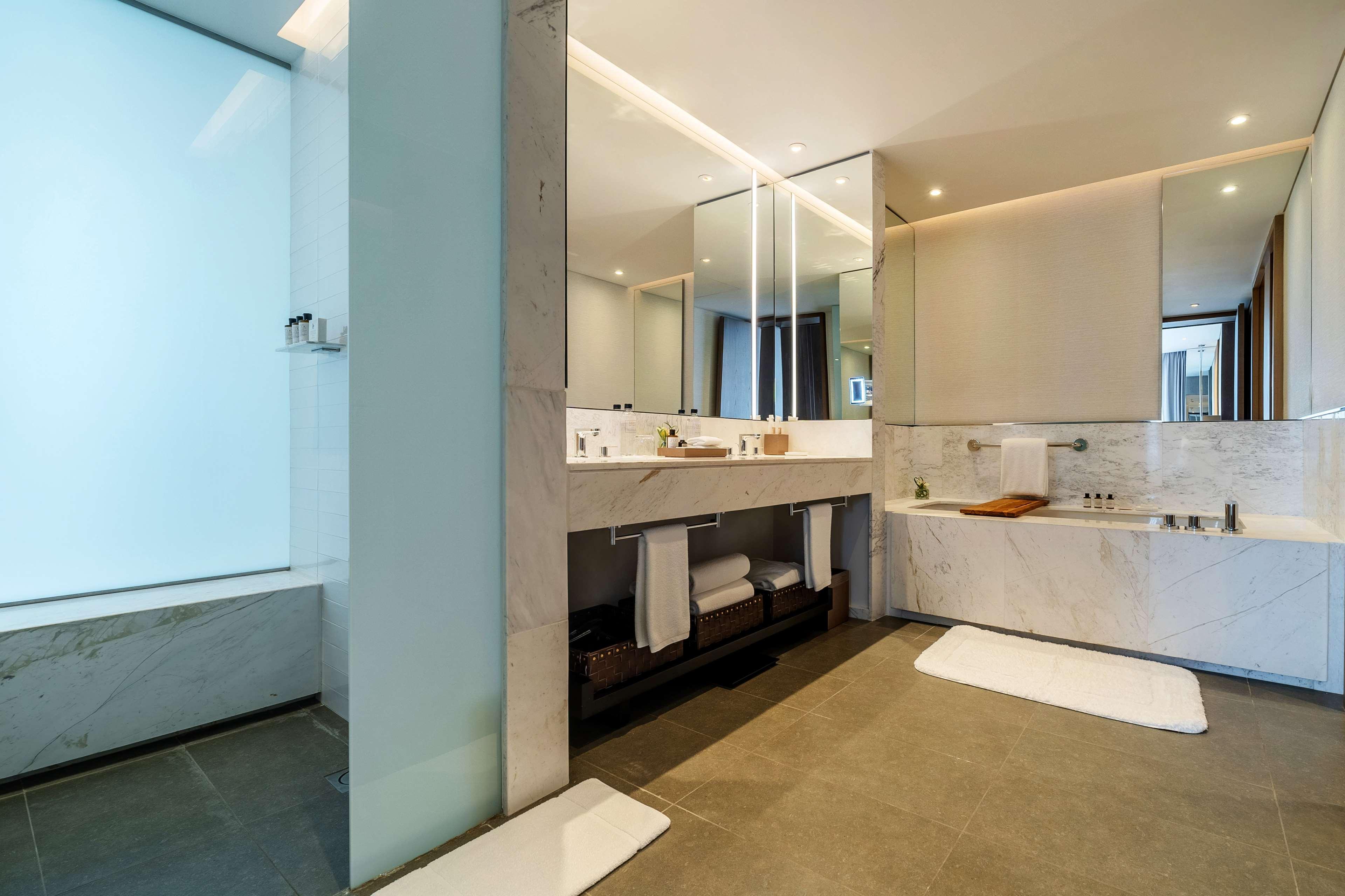 Grand Hyatt Bogota Hotell Exteriör bild Bathroom