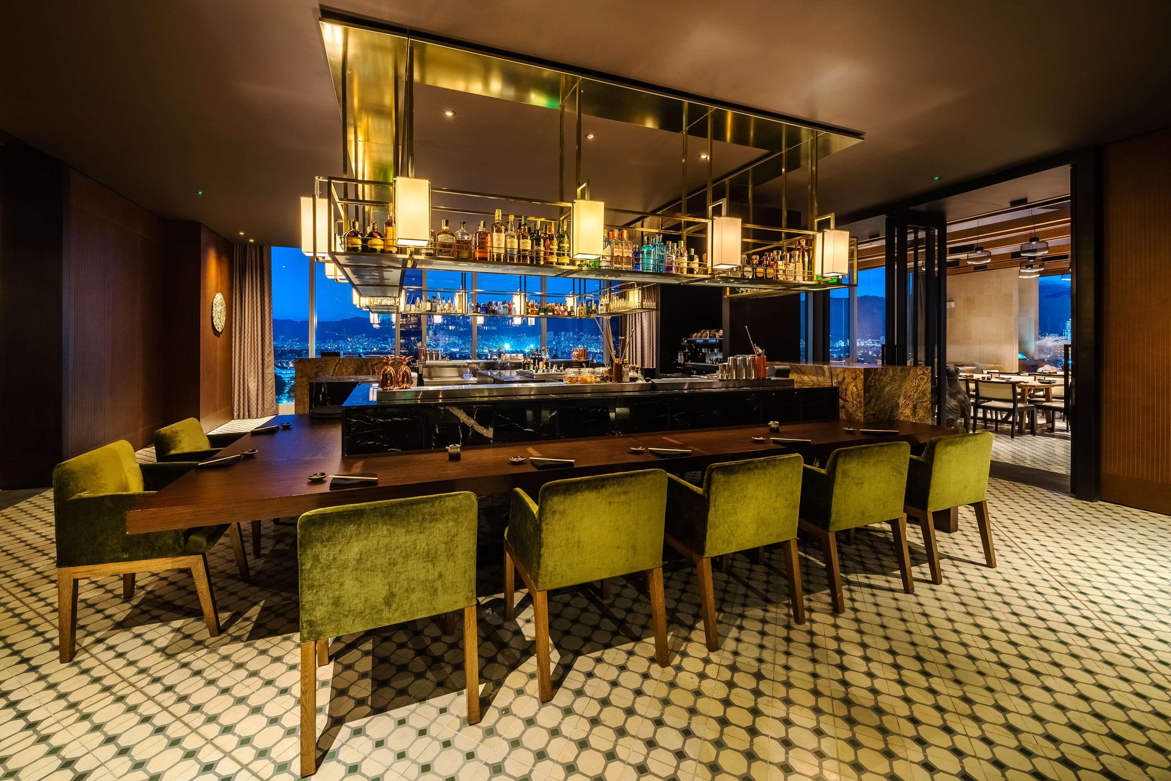 Grand Hyatt Bogota Hotell Exteriör bild The bar at the 360° Sky Lounge