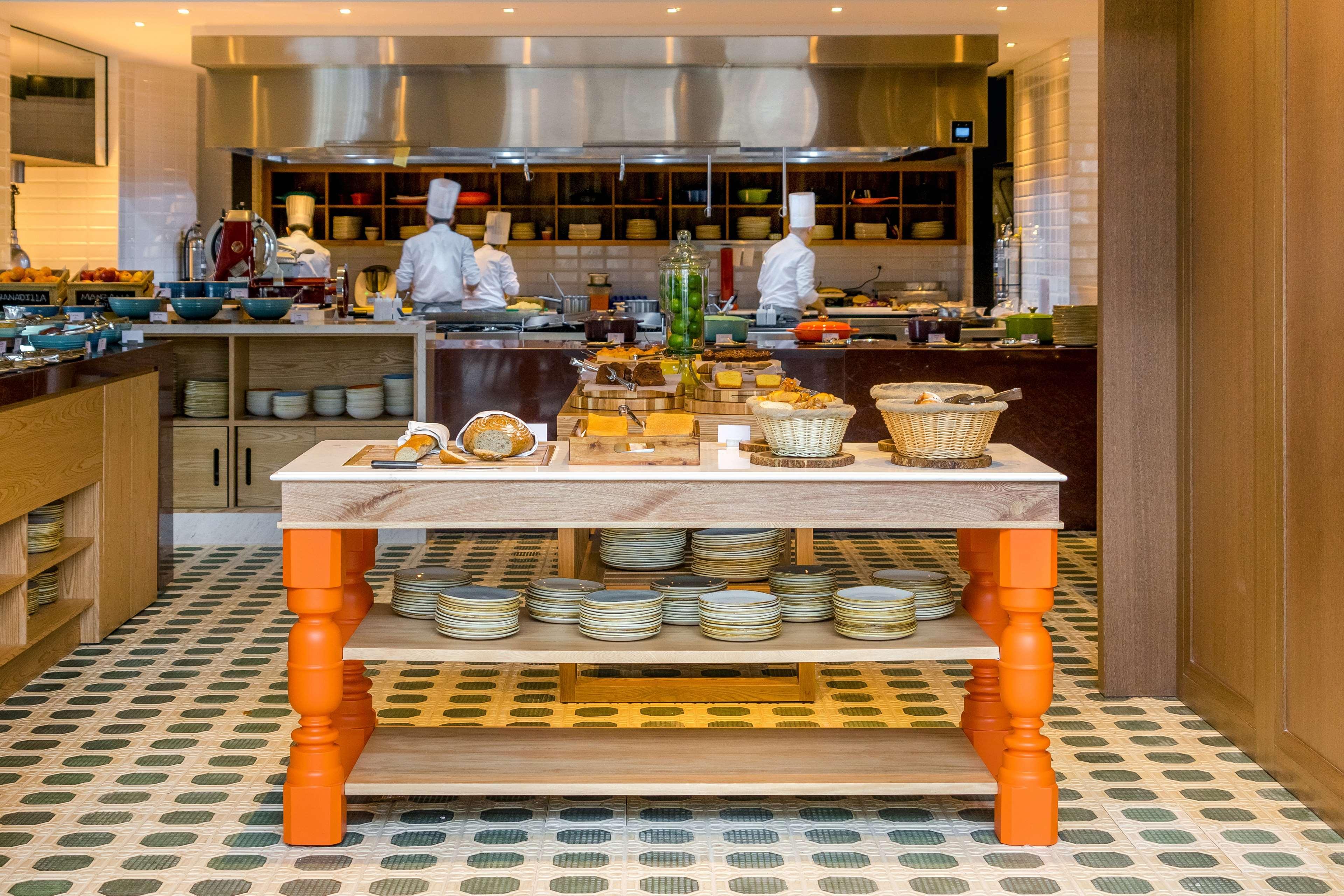 Grand Hyatt Bogota Hotell Exteriör bild A live kitchen at a hotel