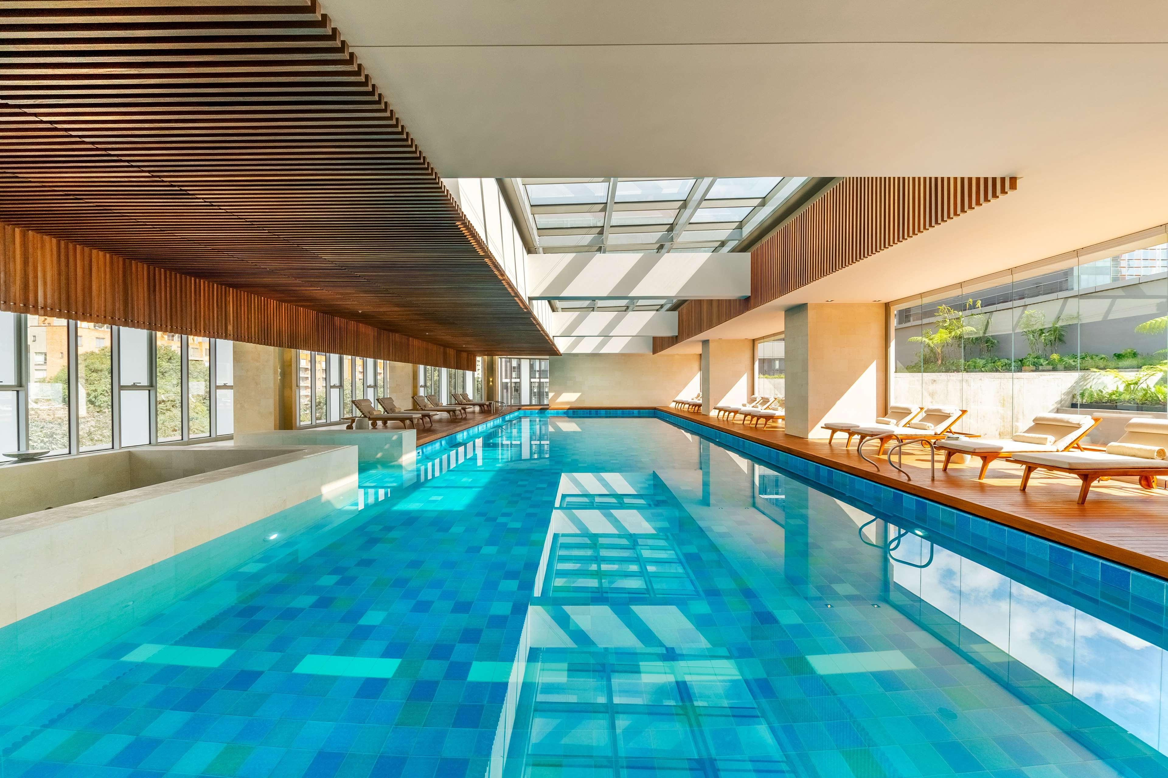 Grand Hyatt Bogota Hotell Exteriör bild The swimming pool at the hotel