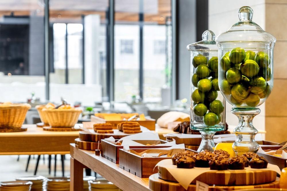 Grand Hyatt Bogota Hotell Exteriör bild A buffet at a hotel